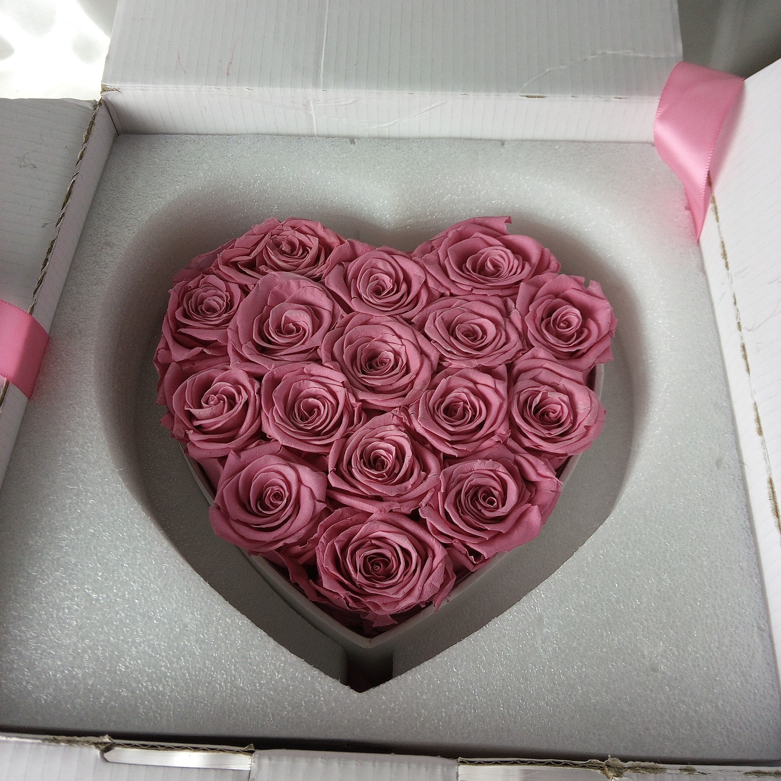 GLAMOROUS BOTIQUE 16 PRESERVED REAL ROSES IN HEART SHAPED BOX