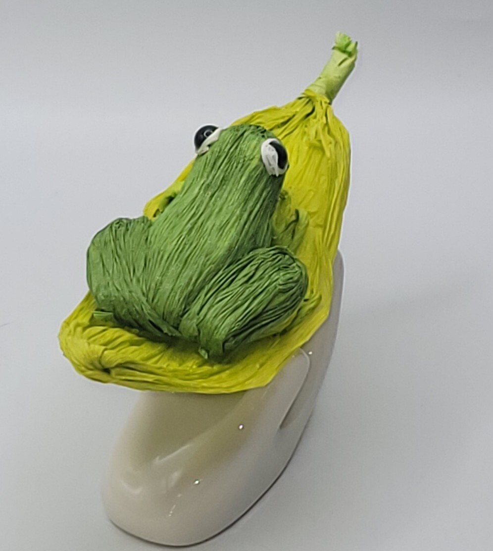 S/4 Handcrafted Crepe Paper Lifelike Frog/Lily Pad •Sturdy Colorful Decor Accent