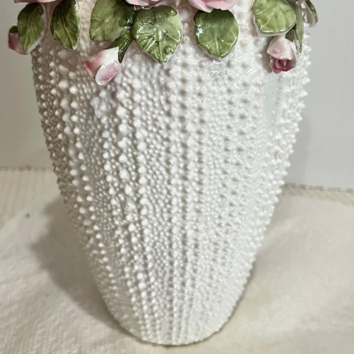 Vtg Jolie Fleurs Bone China Vase By Seymour Mann Sculptured Pink Roses 8-1/2″ T