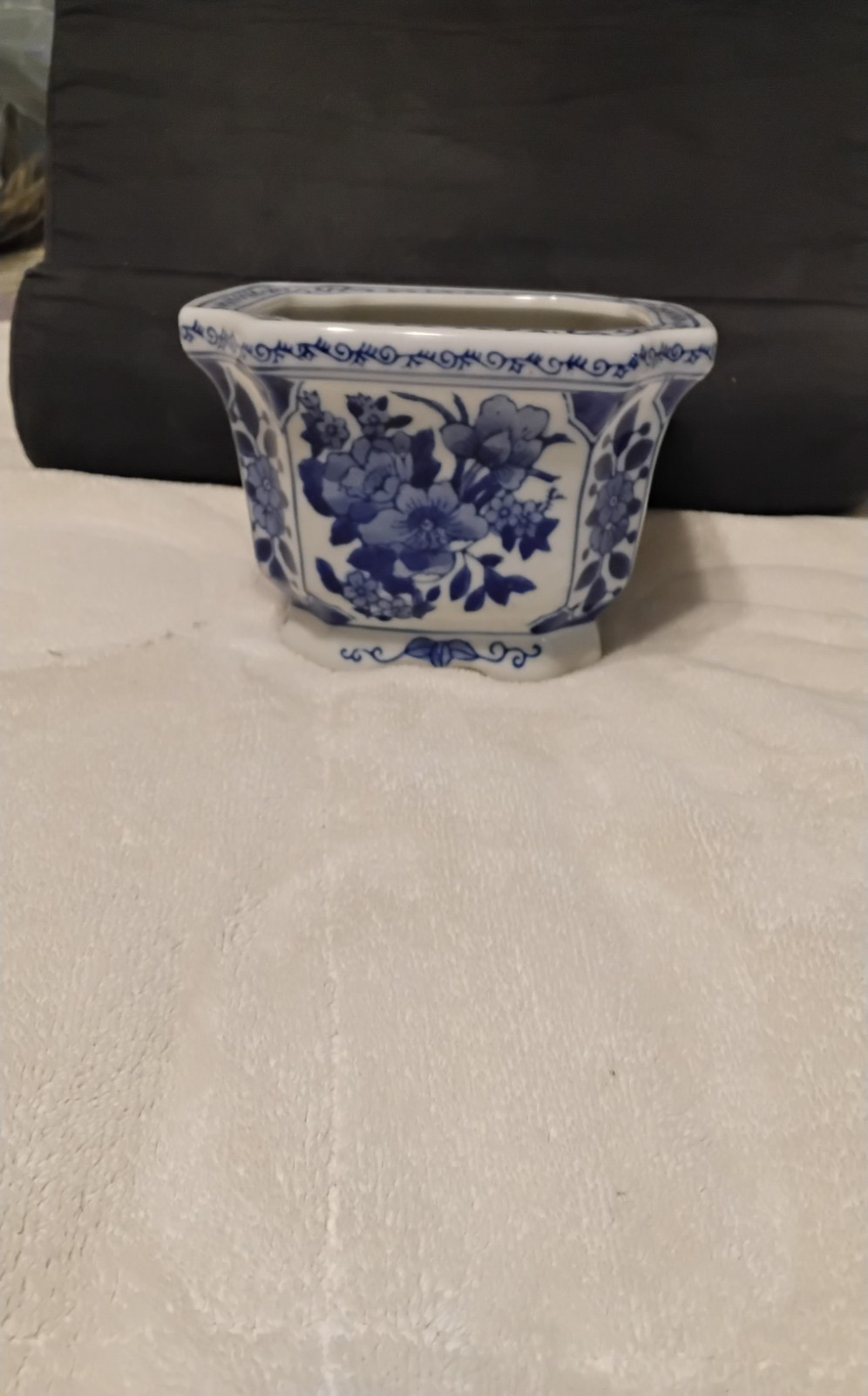 BEAUTIFUL SET OF BLUE/WHITE FLORAL DESIGN ITEMS