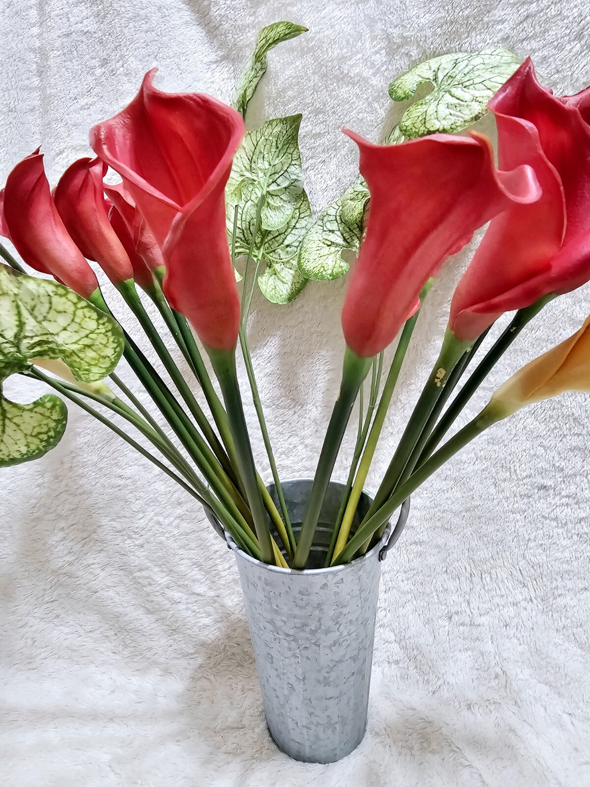 14pcs Faux Calla Lily Flowers 26″ Tall with French Galvanized Vase + 3 Decorativ
