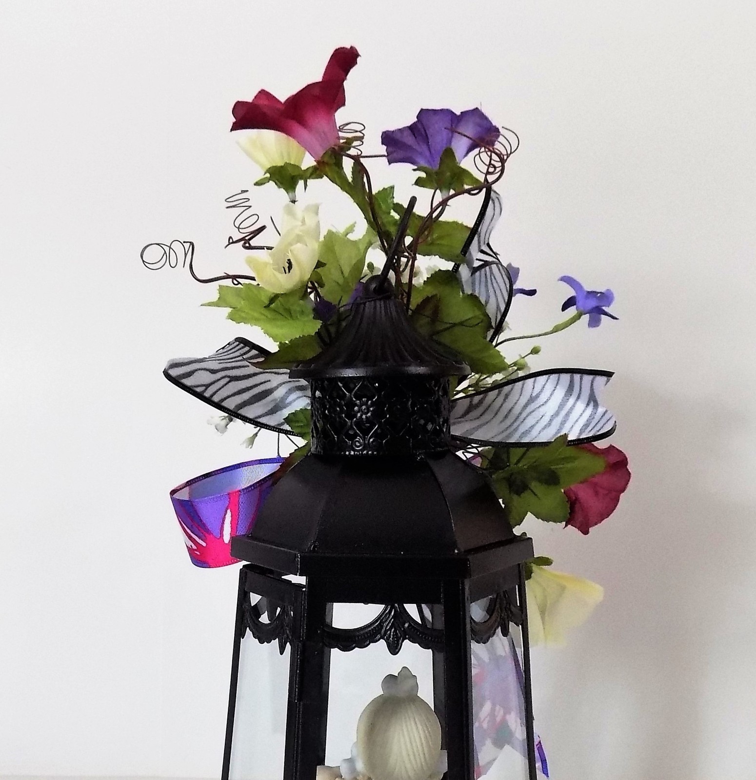 METAL GLASS LANTERN & DECORATIVE FLORAL ACCENT SWAG RIBBON FLOWERS CENTERPIECE