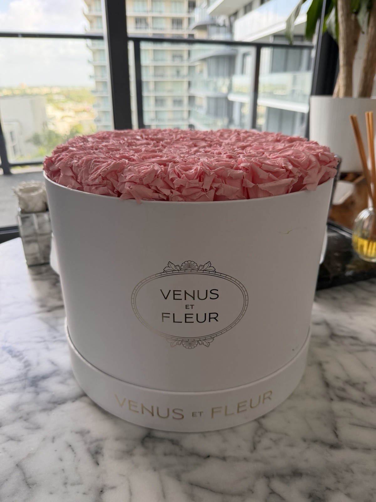 Superb Venus Et Fleur Blush Pink Roses Large Flower Box Arrangement 50 Roses