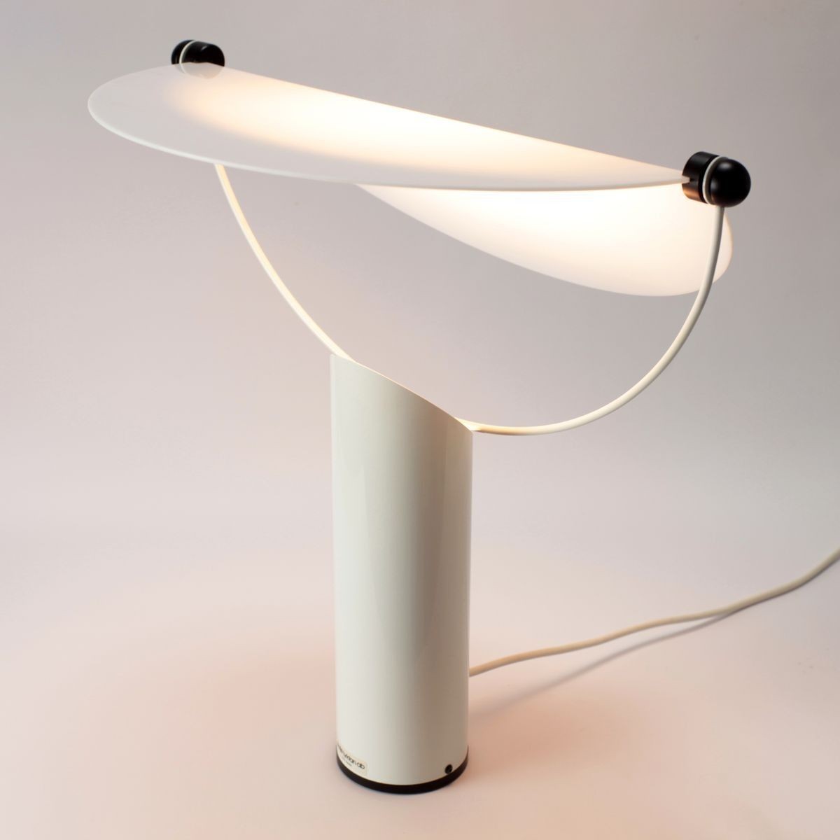 Italian Modern Table Lamp – Sculptural White Metal Design – Minimalist P