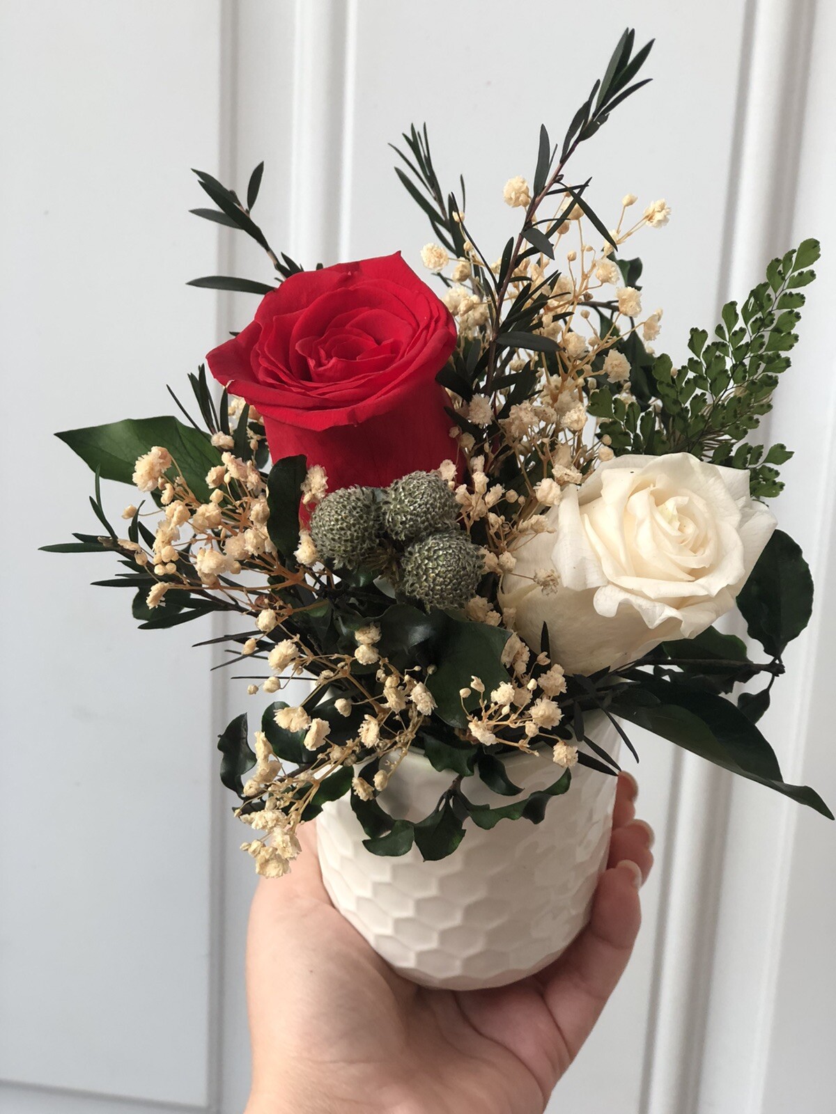Preserved Roses Box that Last a Year in the velvet round box, Forever flowers