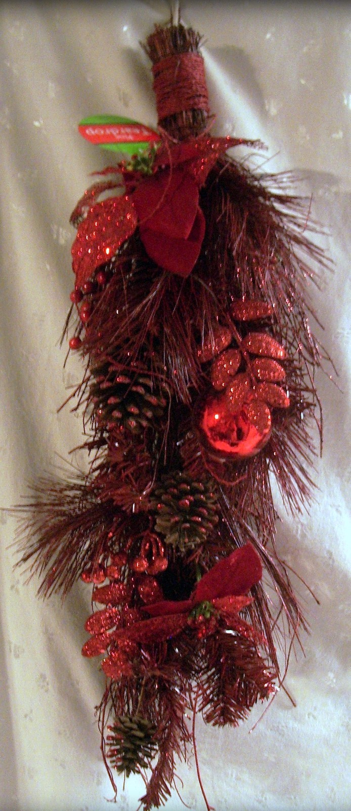NWT 32″T Christmas Pine Grapevine Teardrop- Red Glitter, Poinsettias, Ornaments