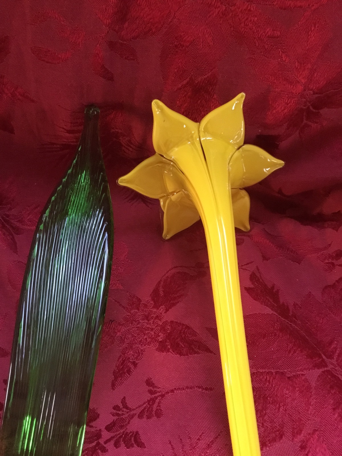 FLAWLESS Exquisite ART GLASS Pair TALL Yellow DAFFODIL & Green FERN LEAF 19″