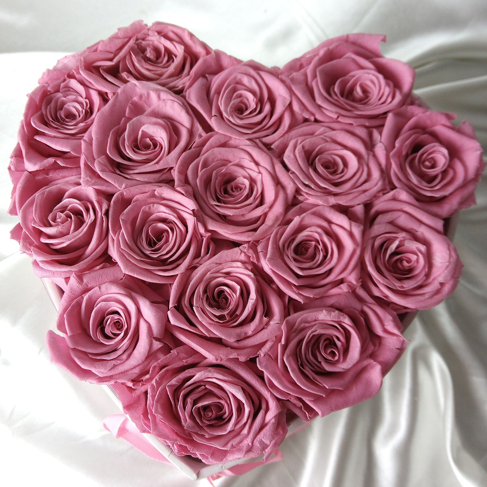 GLAMOROUS BOTIQUE 16 PRESERVED REAL ROSES IN HEART SHAPED BOX