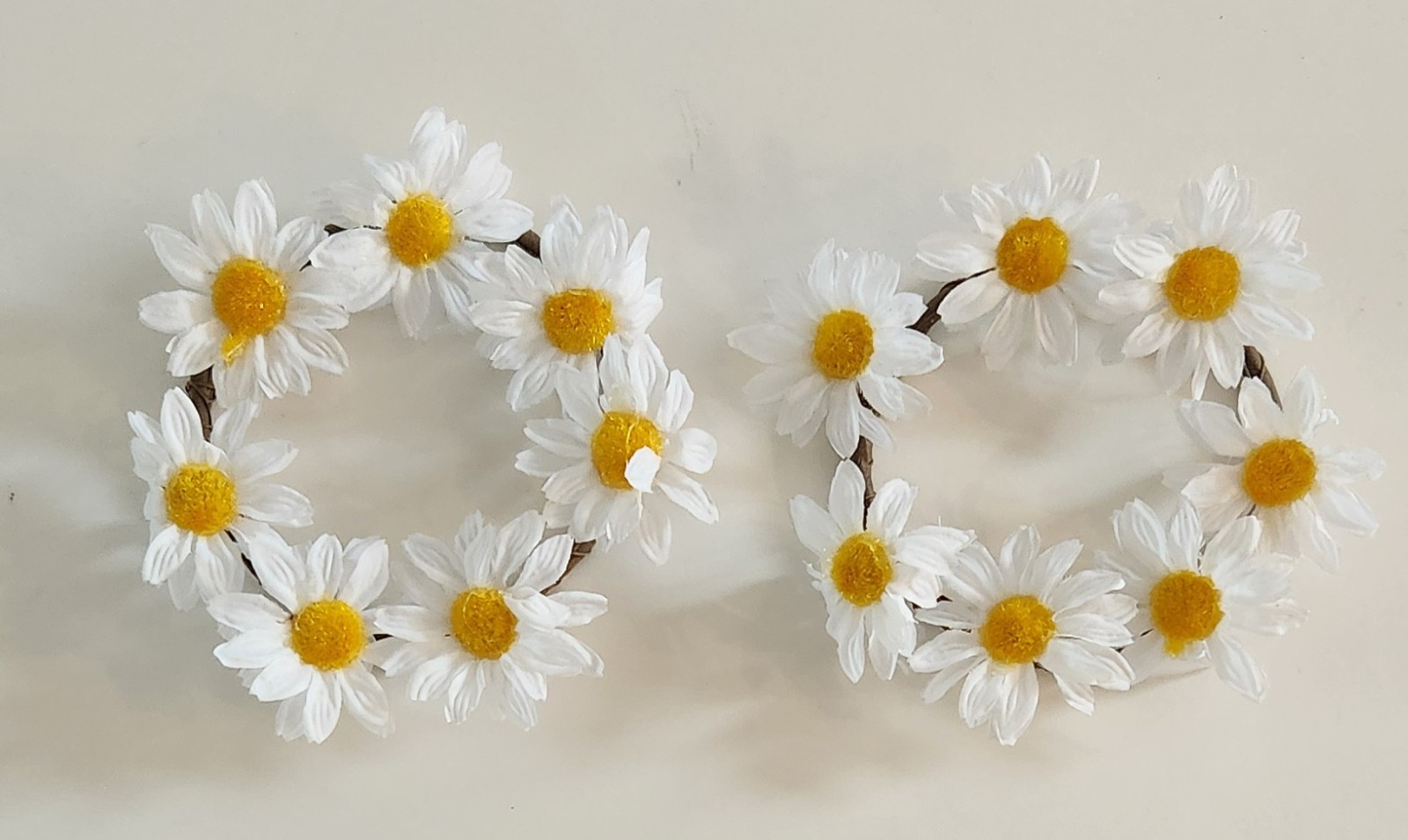 Set Of 2 DAISY CANDLE RINGS – Floral Wreath 4″