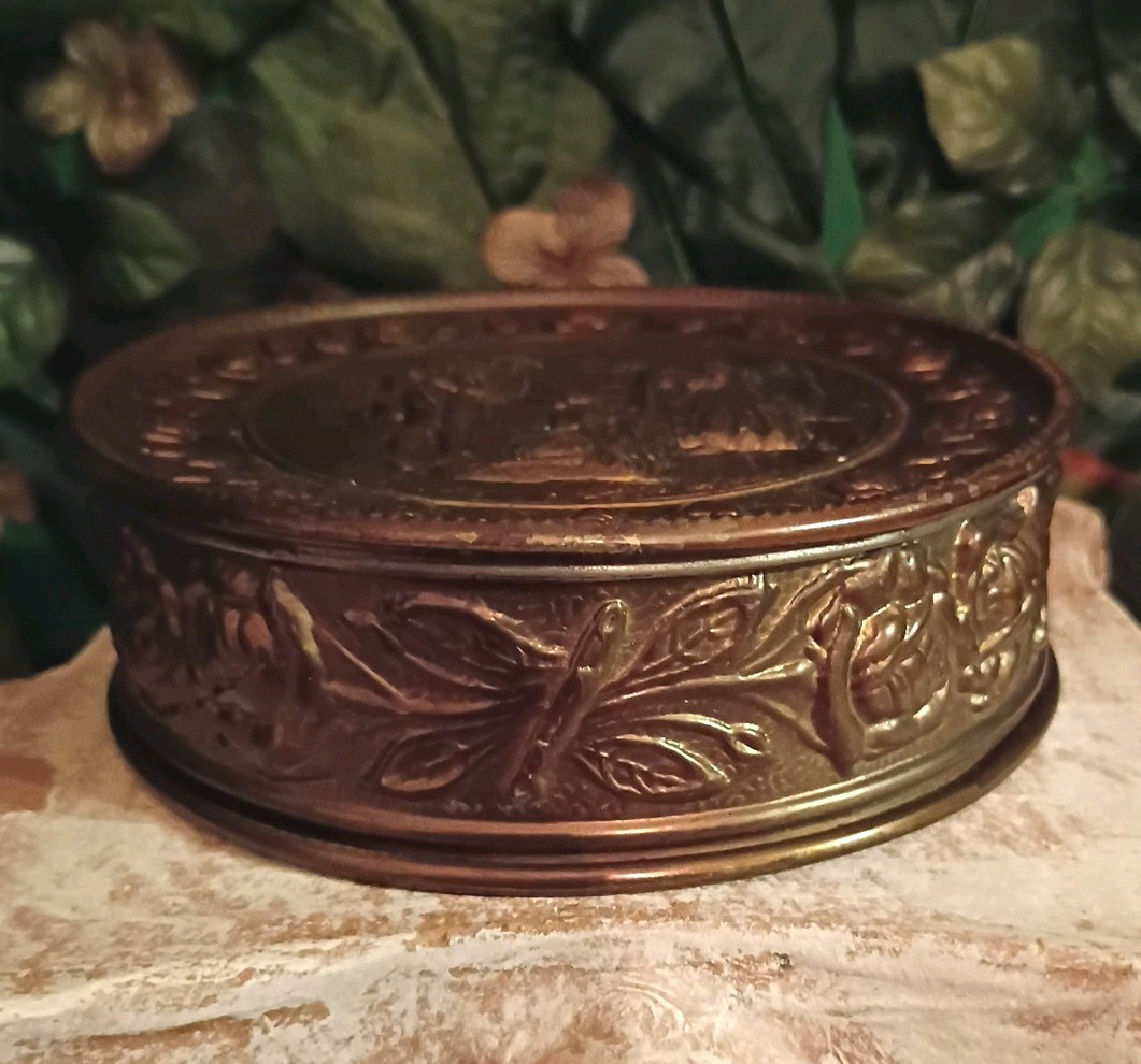 VTG Old English Brass Repousse Wall Pocket Mid Century Made In England 5.5in