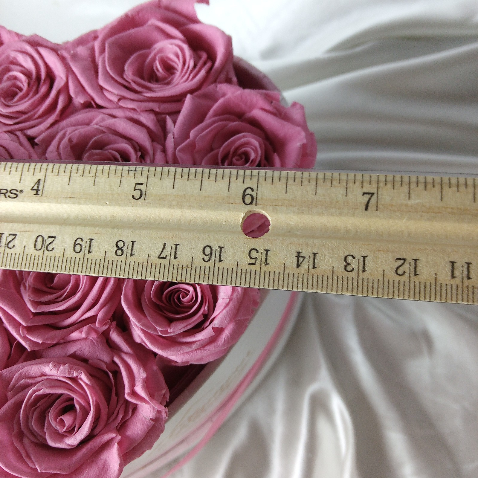 GLAMOROUS BOTIQUE 16 PRESERVED REAL ROSES IN HEART SHAPED BOX