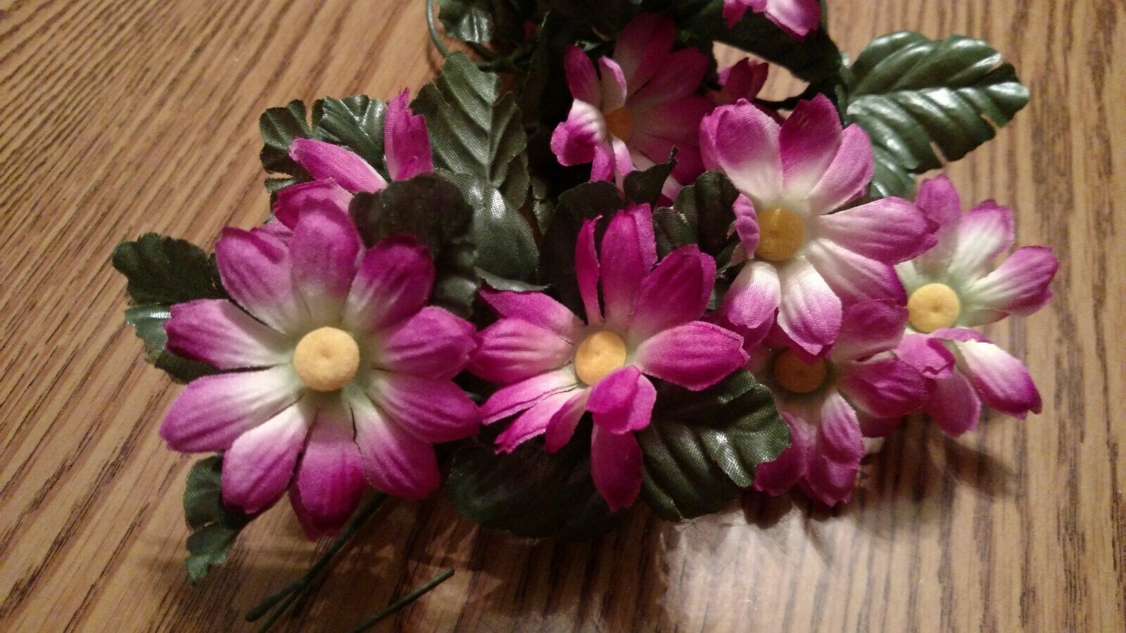 DAISY FLOWER VINES YELLOW CENTER PINK WHITE AND FUCIA IN COLOR