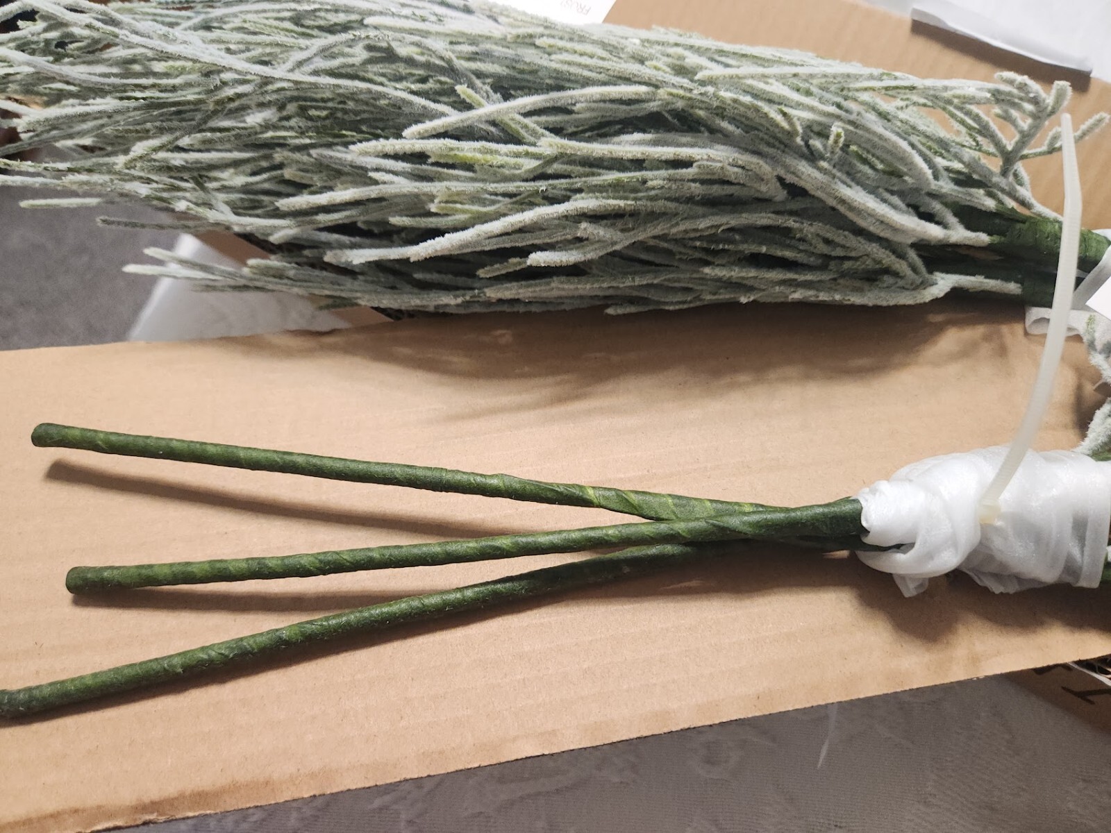 Frontgate Exclusive FROSTY NEEDLE PINE Set of 6 Artificial Sprays 28″ Long NIB