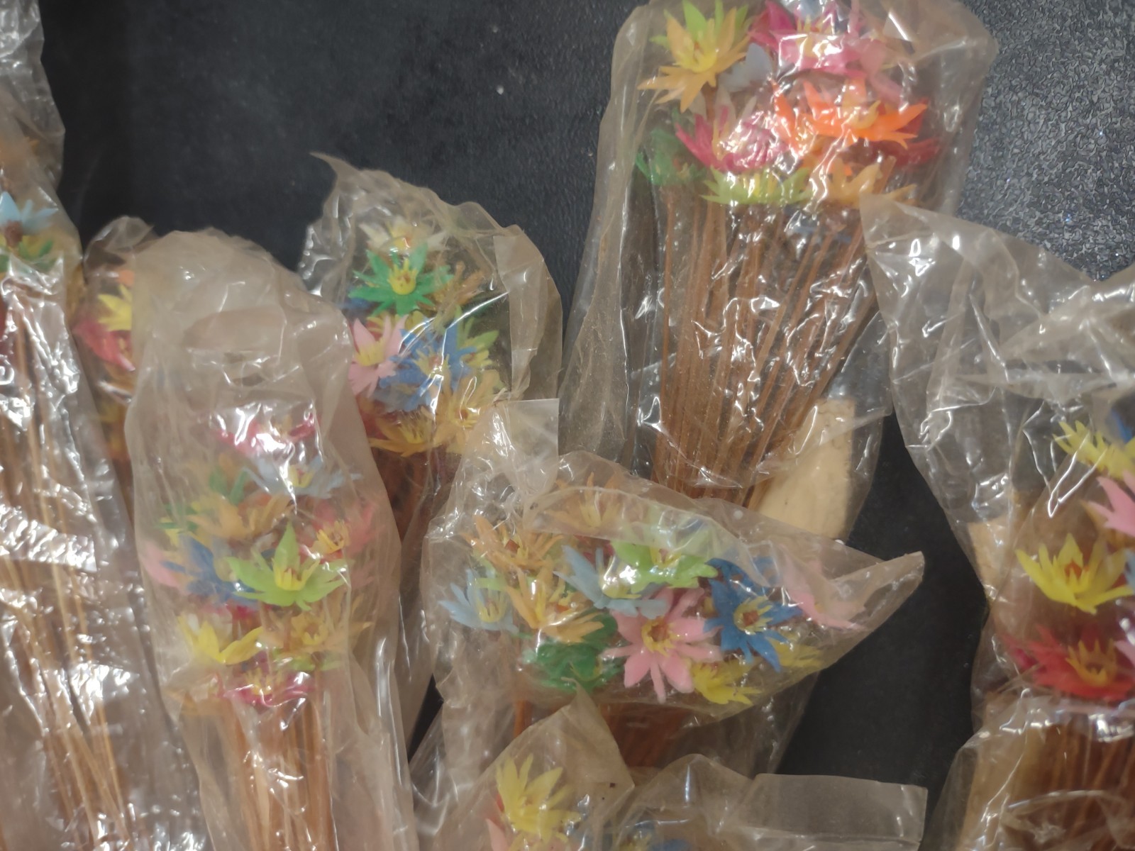 24 Stems: 1960s Vintage 0.5″ Plastic Straw Flower, Multicolor Daisy Flowers 12″