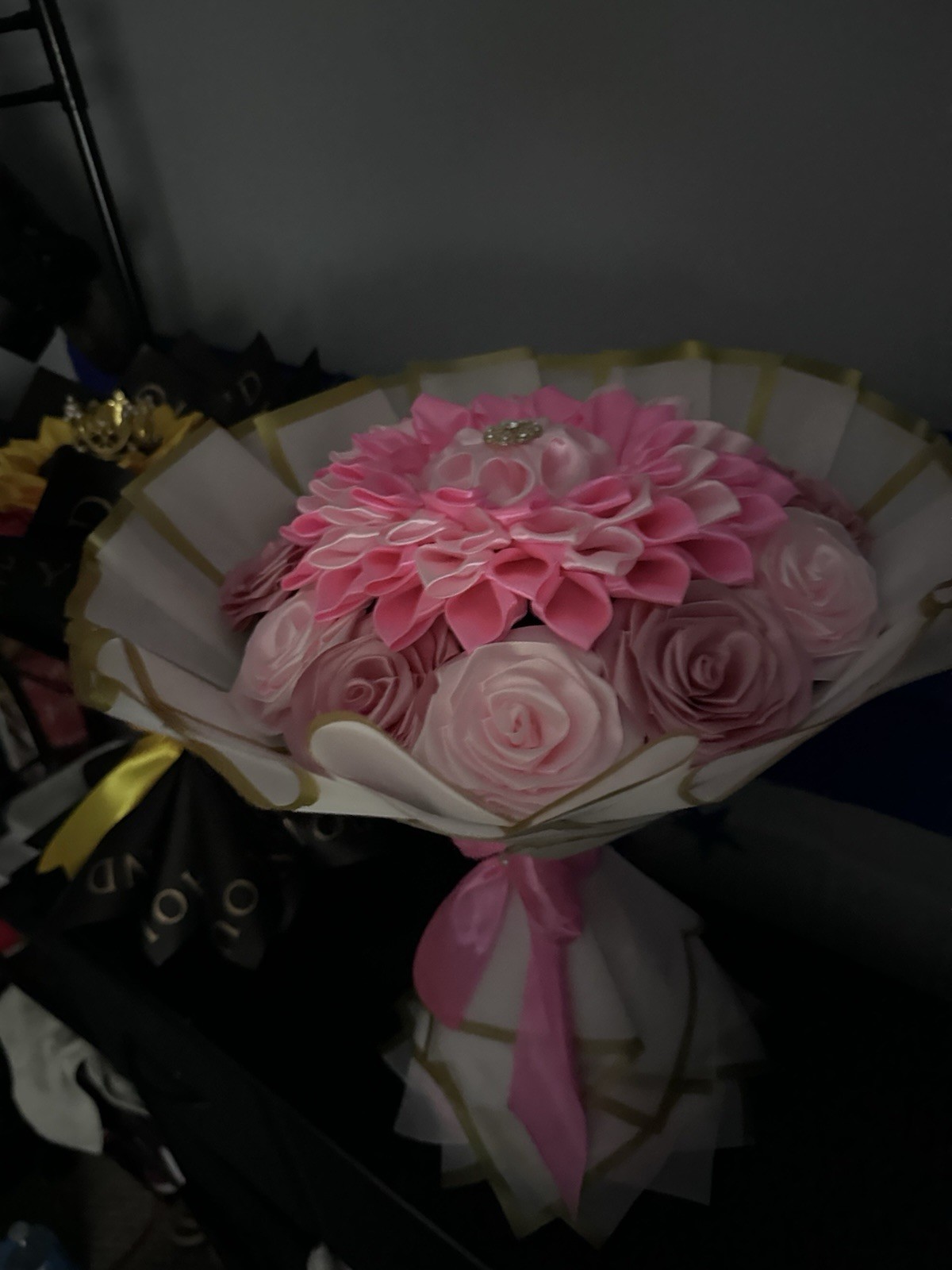 Es Un Ramo De Flores Eternas Color Rosa Hecho A Mano Para Un Regalo Perfecto