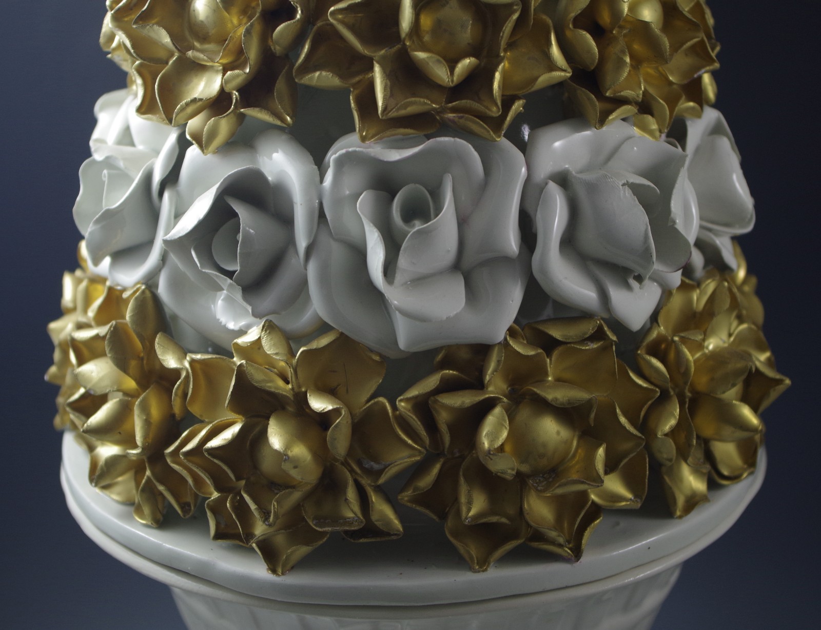 HOLLYWOOD REGENCY CAPODIMONTE ITALY WHITE GOLD ROSES XL TOPIARY WITH URN 22″