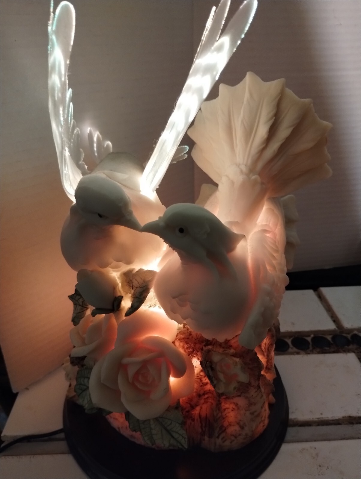 BEAUTIFUL,2 Doves,& Roses Lights Up & Changes Soft Colors Beautiful,EXC.COND.