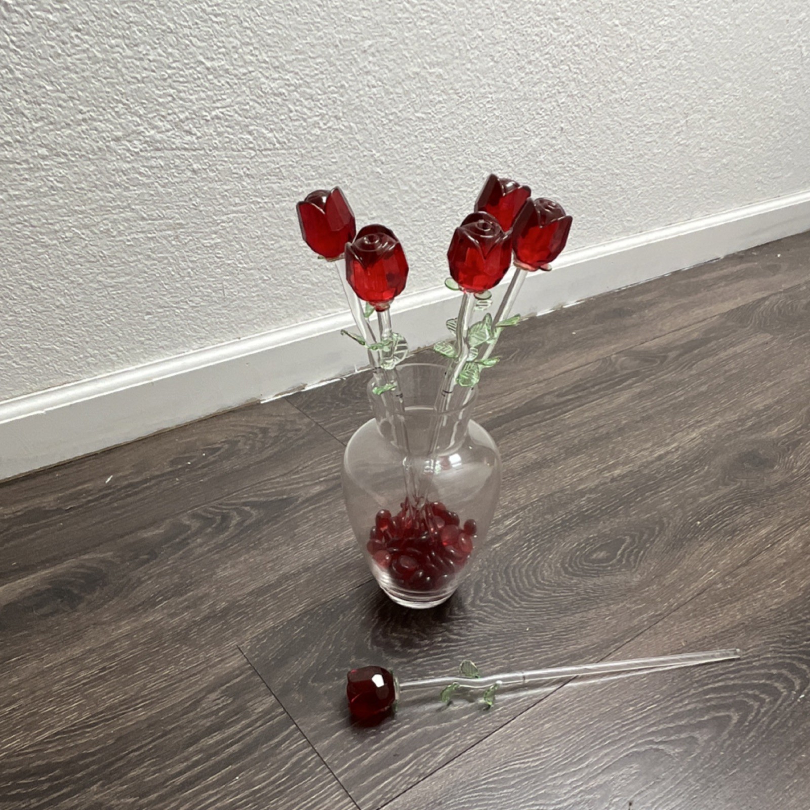 Eros Rose Bouquet Set of 6 Handmade Glass Roses in 8″ Vase Arrangement