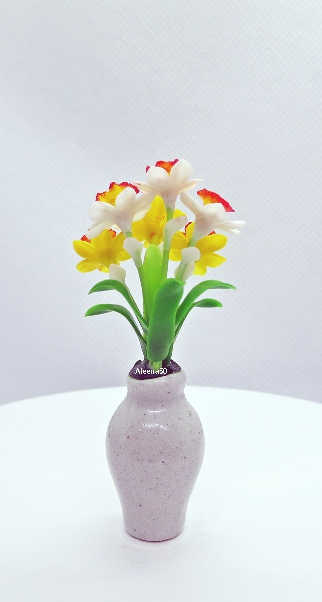 USstk 1:12 Handmade Clay crafted Miniature Daffodil Arranged for Dollhouse.