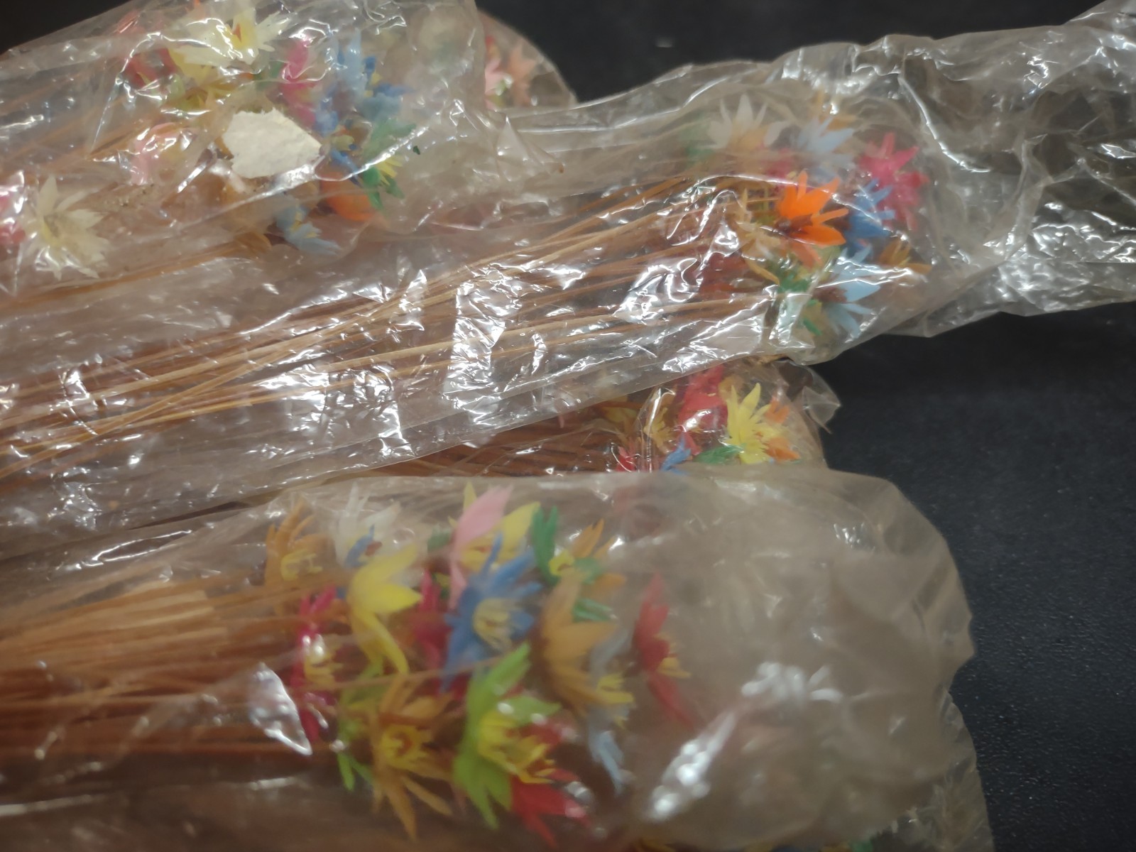 24 Stems: 1960s Vintage 0.5″ Plastic Straw Flower, Multicolor Daisy Flowers 12″