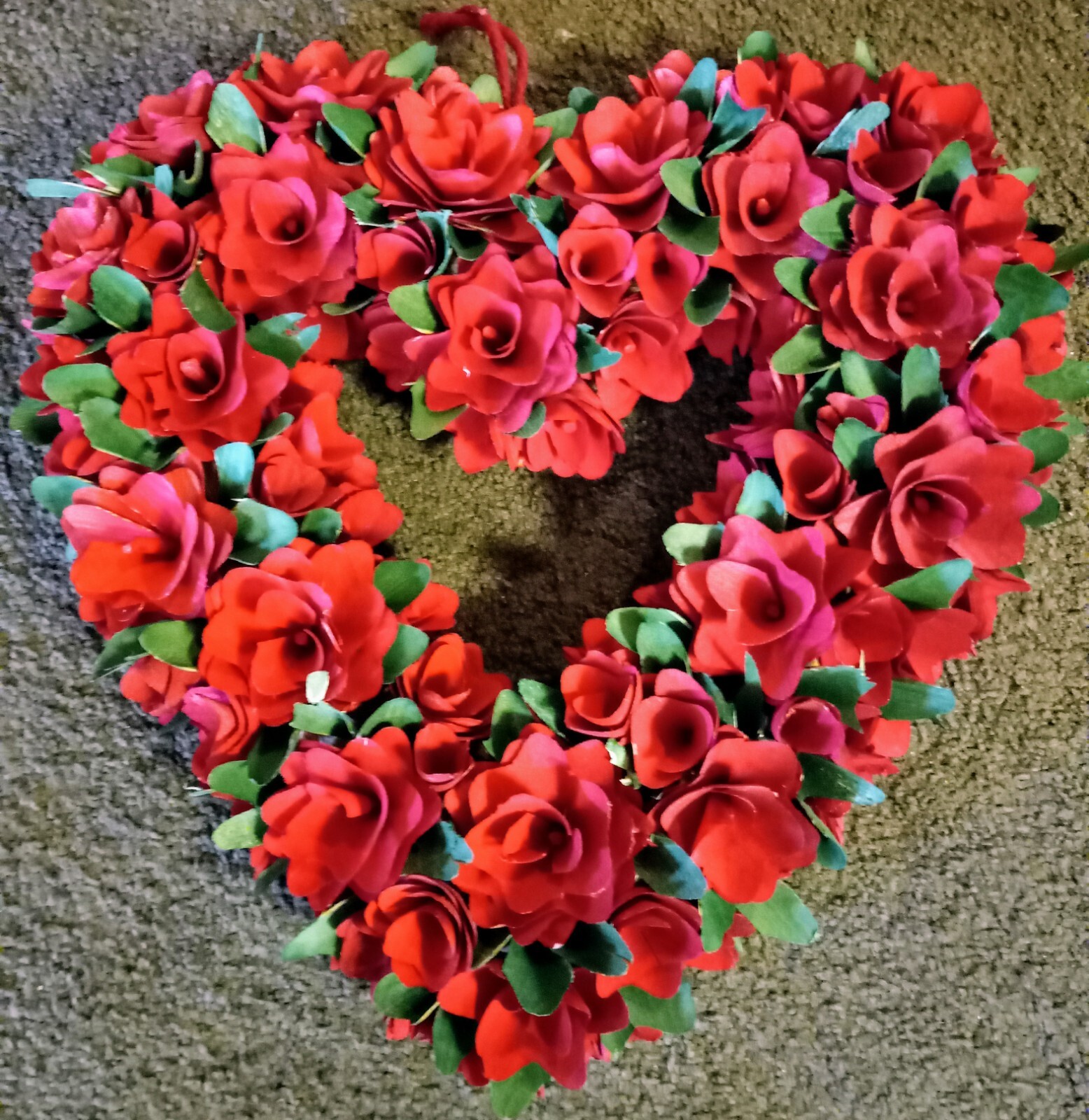 Lovely 14″×15″ Wooden Red Rose Floral Heart Shape Wall Hanging Wreath. #H