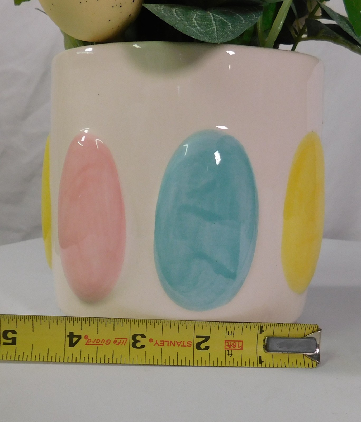 CERAMIC EASTER EGG PLANTER/VASE W/ARTIFICIAL ARRANGEMENT OF YELLOW TULIPS/DAISY