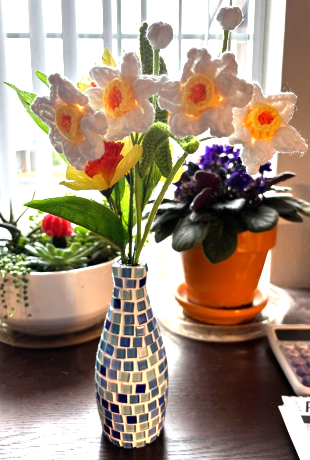 Crochet Daffodil Flower Bouquet 16.5″ Tall & Mosaic Handmade 7.5″ Blue Bud Vase