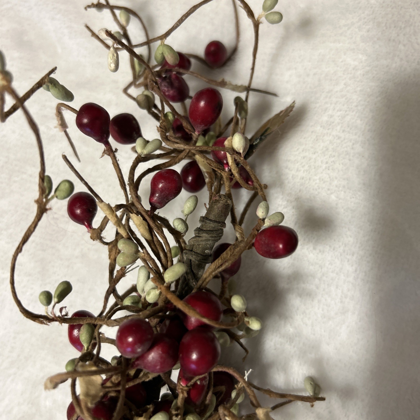 56″ Rustic RED PIP BERRY Pale Green /Cream Bud Window Shelf Garland Swag Vine