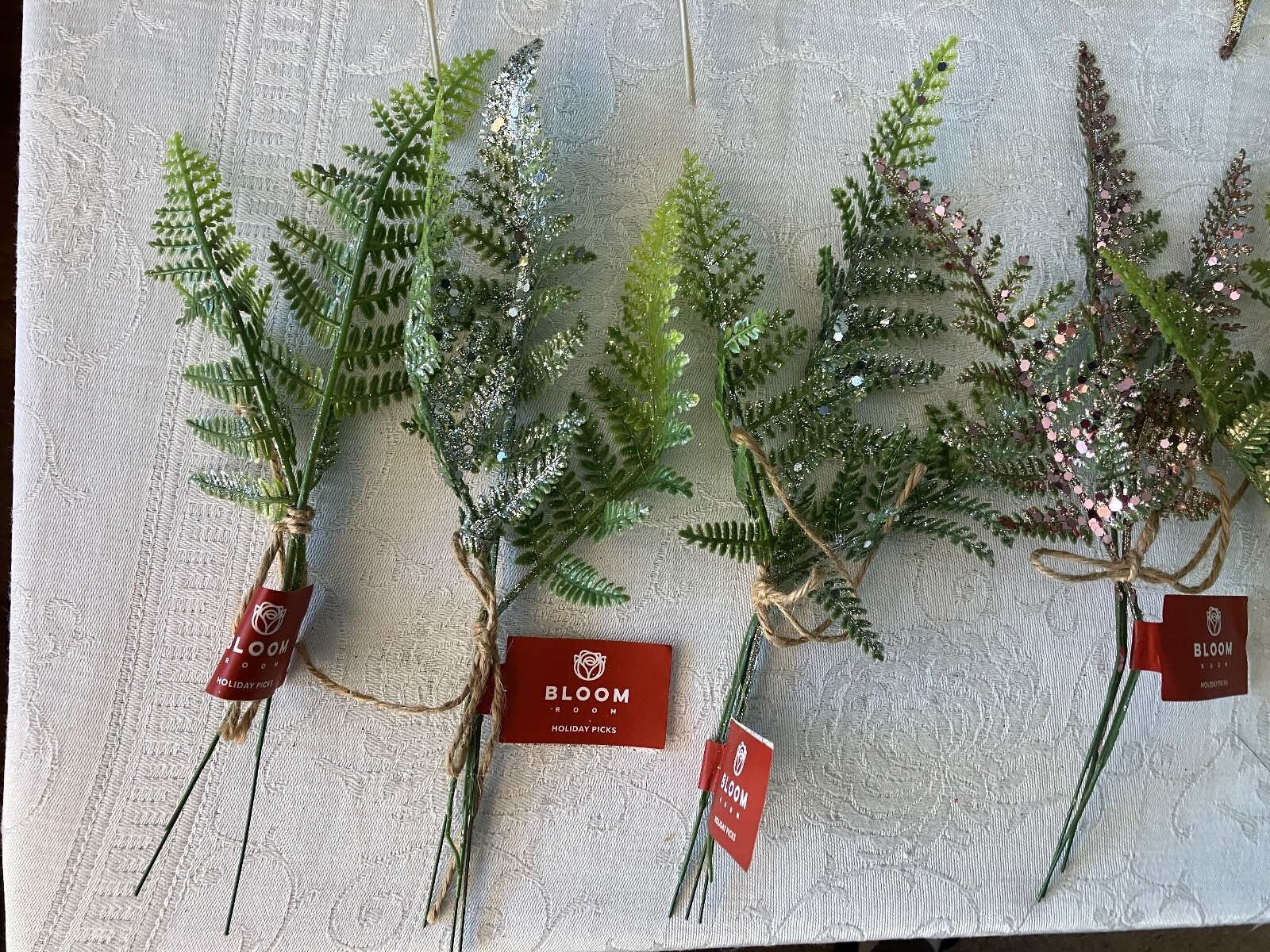 UNBELIEVABLE LOT OF 28 PIECES OF FLORAL DECOR FOR THE HOLIDAY SEASON.