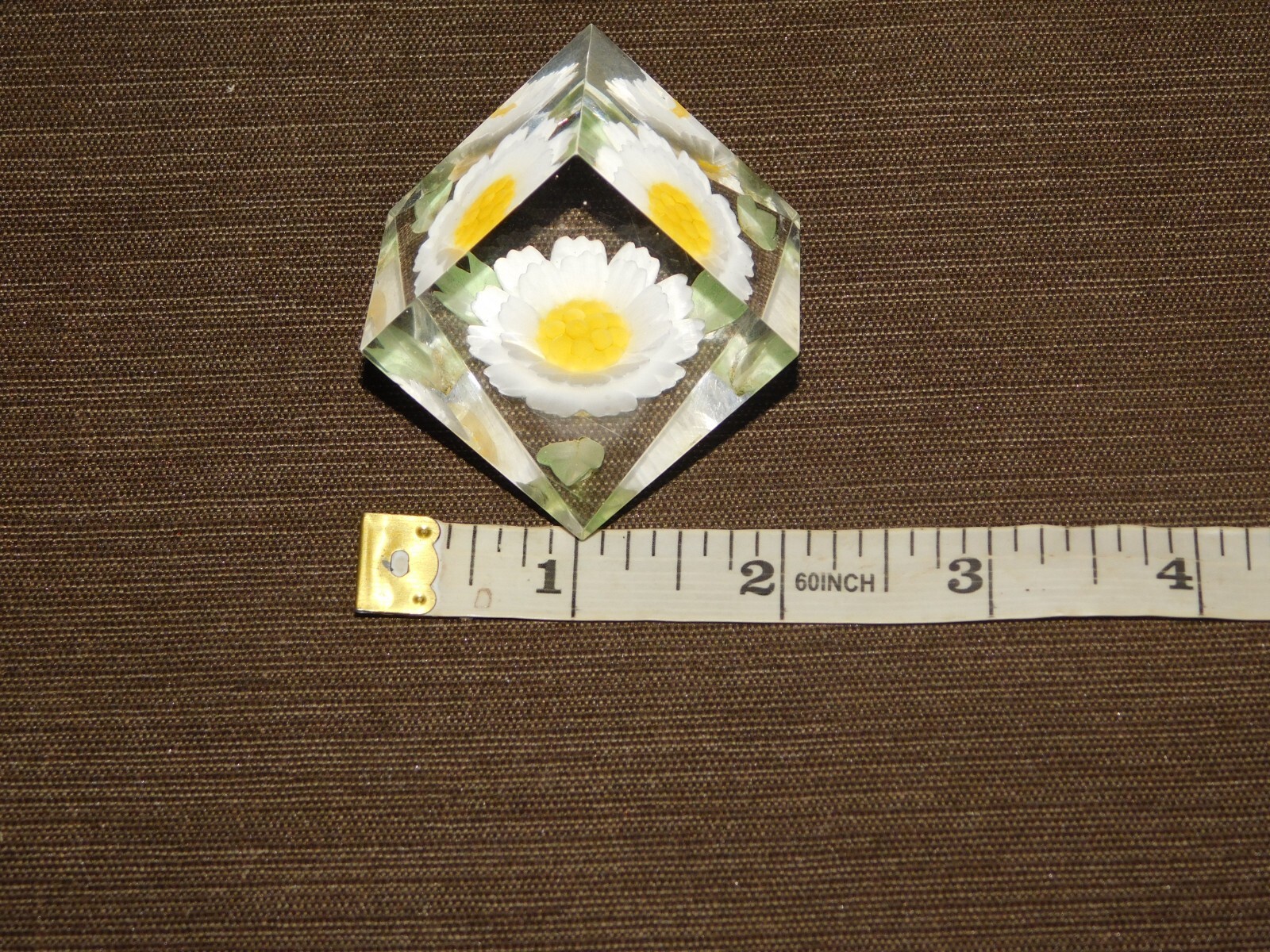 VINTAGE DAISY FLOWER IN PLASTIC 1 1/2″ X 1 1/2″
