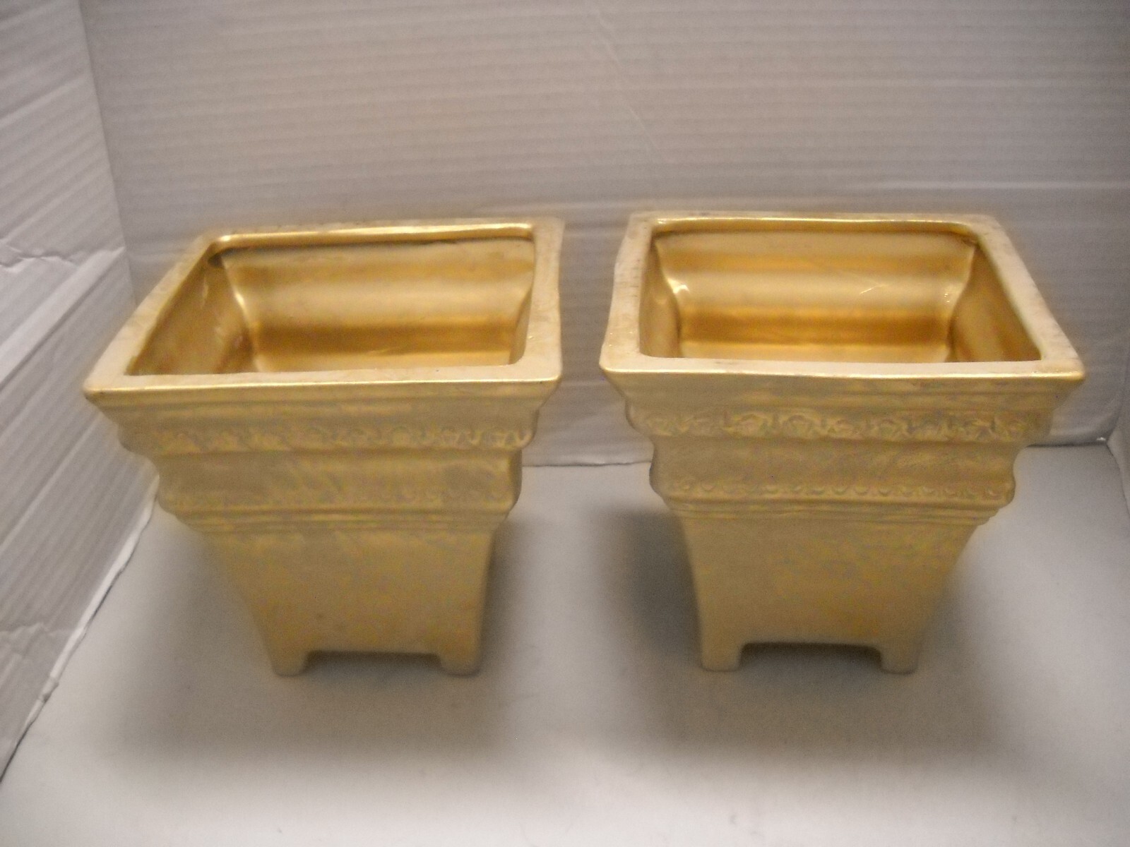 CERAMIC 2 SET PLANT HOLDERS GOLD TONED 6″ WIDE 5-1/2″ TALL PLANTERS FLOWERS