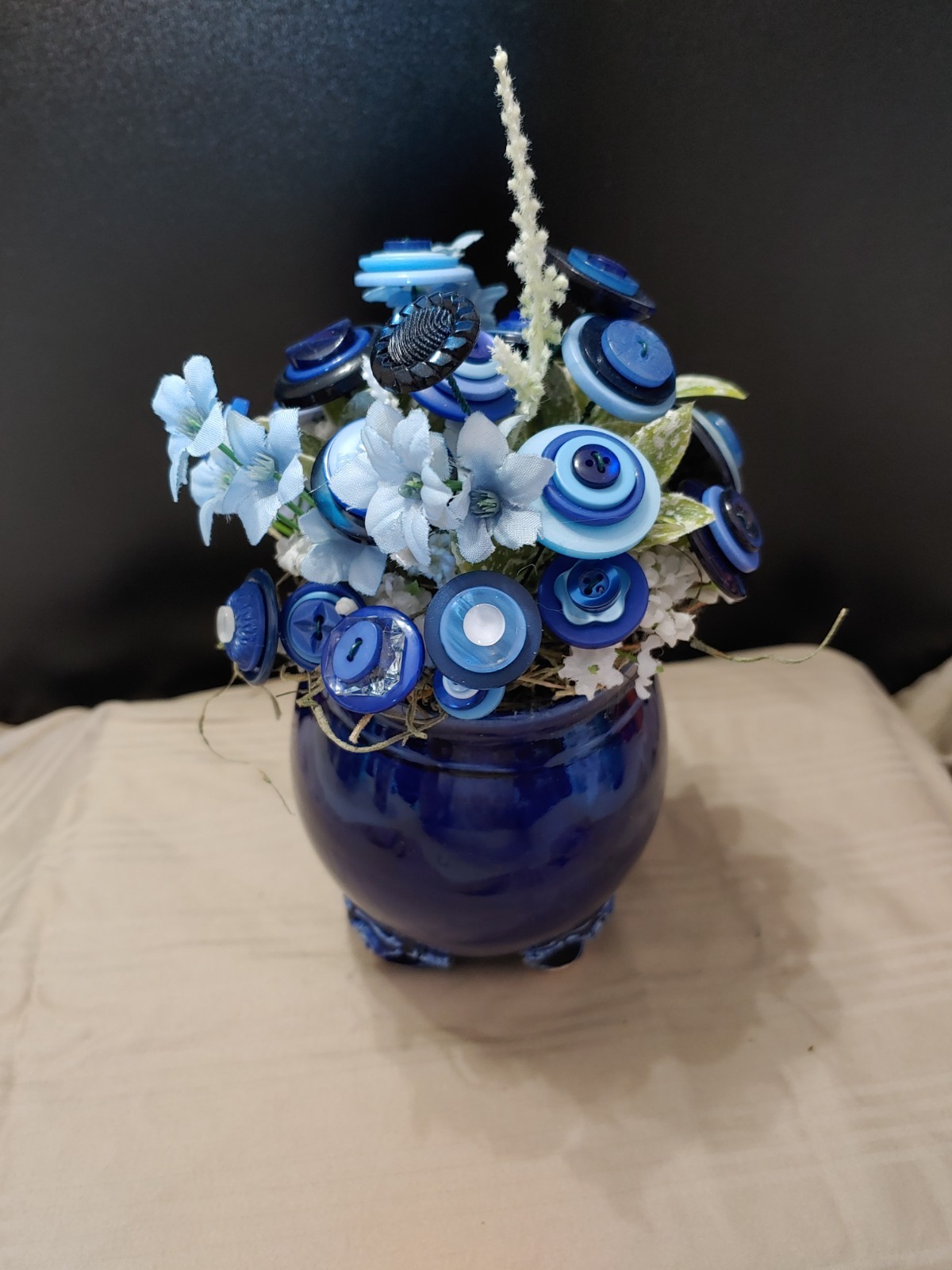 blue and white button bouquet in David Austin Coffee Mug. tiny chips-see pics
