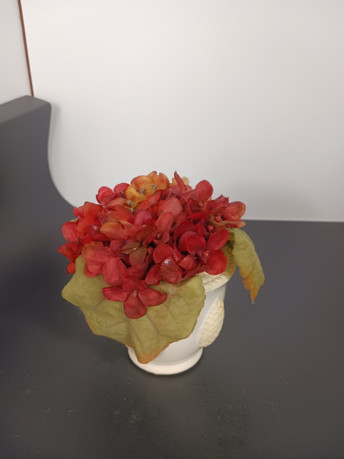 Vintage 5″ Faux Hydrangea Flowers In Ceramic Pottery White With Pinecone Design