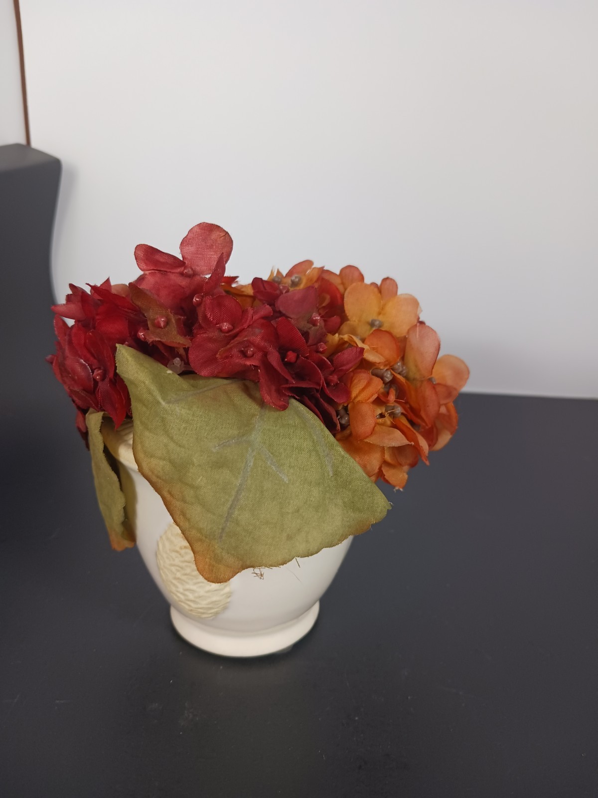 Vintage 5″ Faux Hydrangea Flowers In Ceramic Pottery White With Pinecone Design