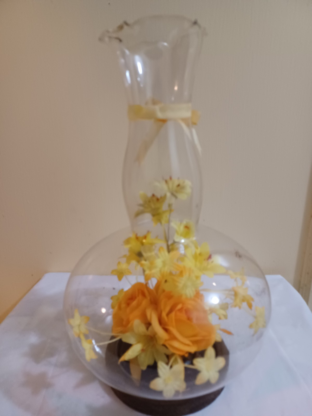Vintage 1970s Faux Floral Home Decor Glass Vase Display w/ Flowers Inside 11.5″H
