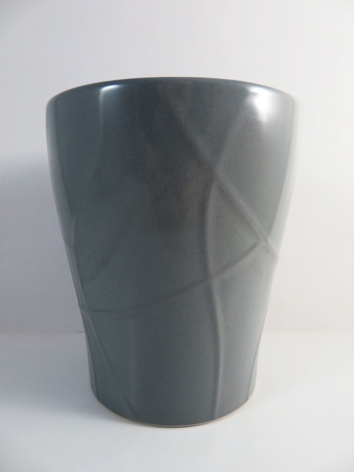 Ceramic Planter Curved Arc Lines Veined Exterior Gray Glossy Indoor 5.5 Inch