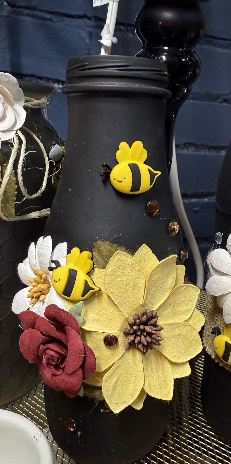 Black Flower Jar Bee