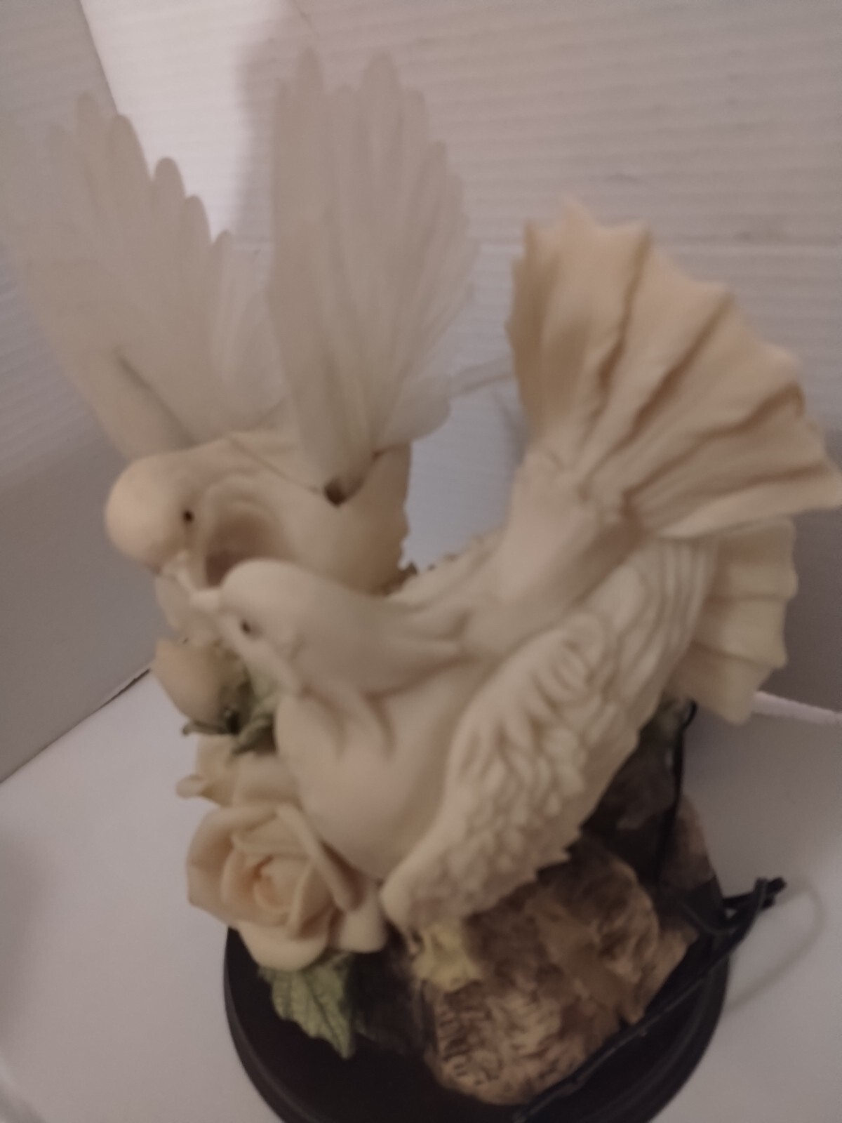 BEAUTIFUL,2 Doves,& Roses Lights Up & Changes Soft Colors Beautiful,EXC.COND.
