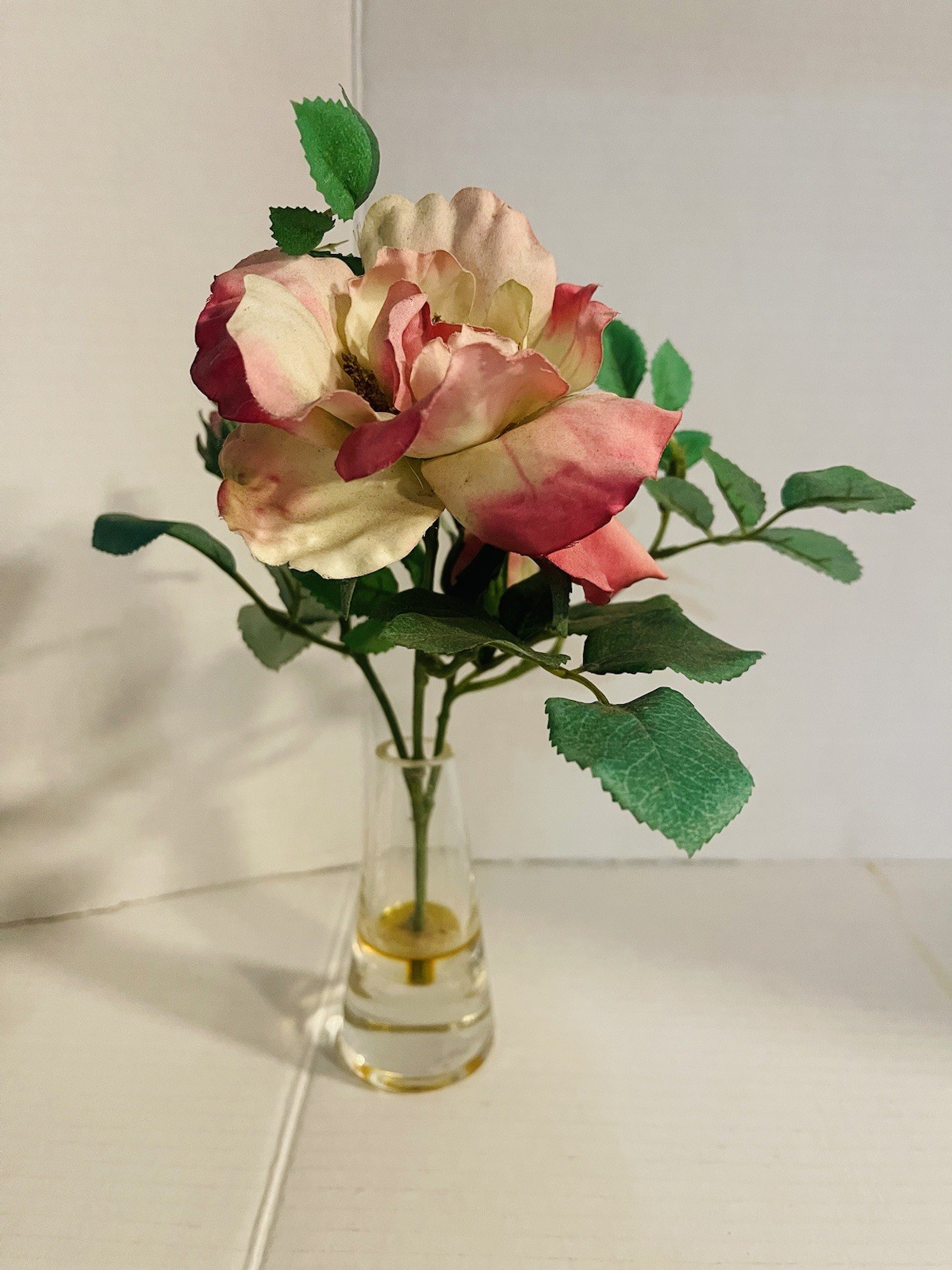 Artificial Open Rose Fake Flower Arrangements in Glass Vase with Acrylic Water