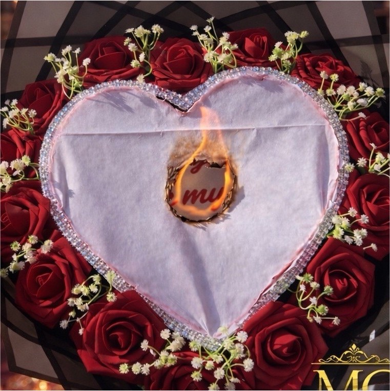 Maydiche Creation Heart-Shaped Artificial Rose Arrangement Red Wall Decor