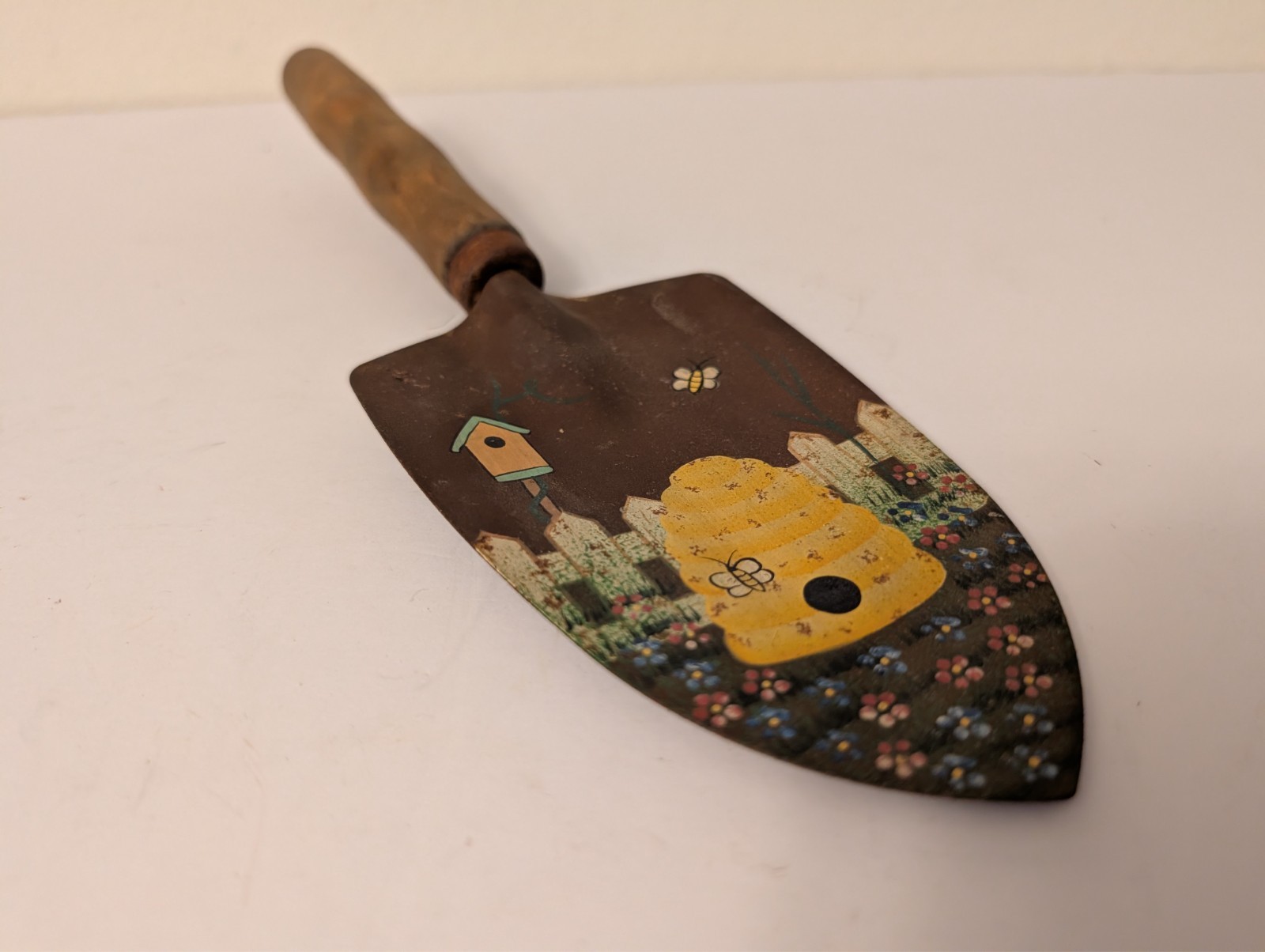 Vtg Hand painted decorative Honeybee garden Birdhouse spade-wood handle DECOR