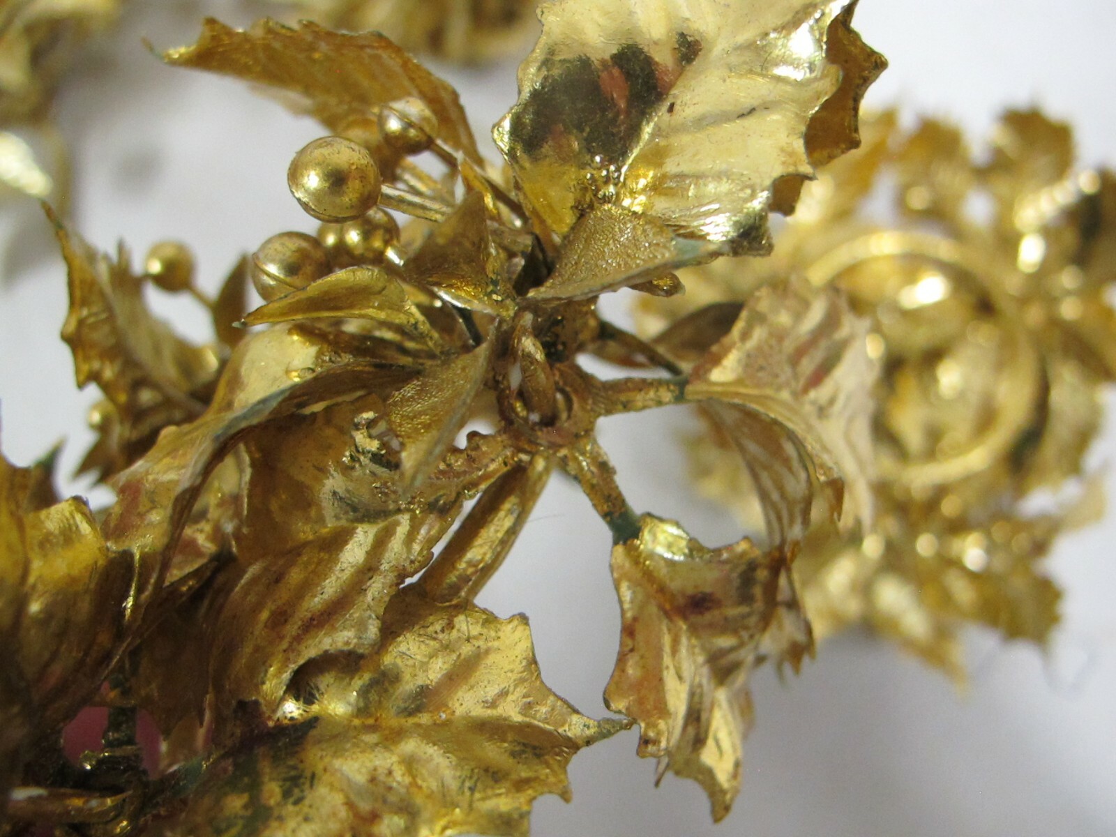 VINTAGE ARTIFICIAL PLASTIC FLOWERS GOLD ROSES- POINTSETTIA – CANDLE RINGS 11 PCS