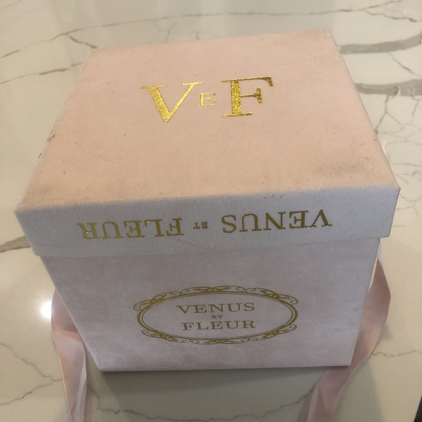 Venus Et Fleur 16 ￼ Flowers White Pink box