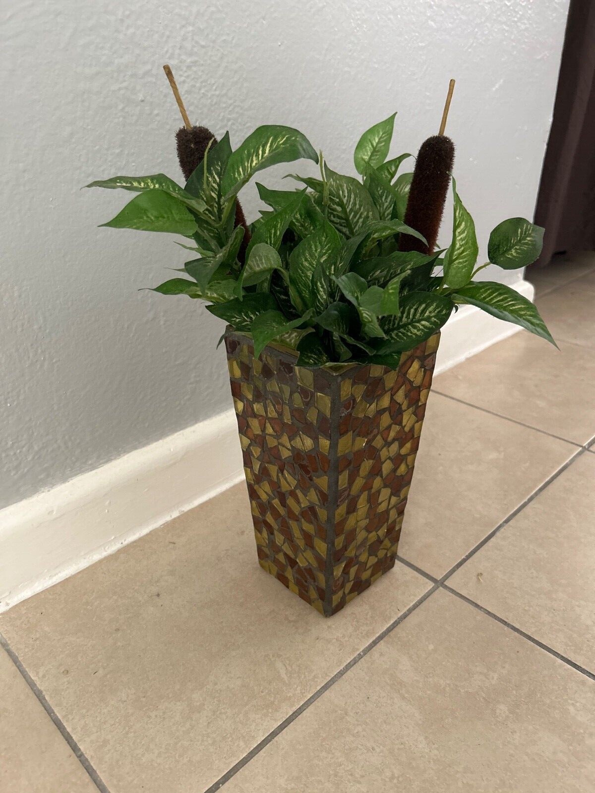 Fake house plant with vase included. Vibrant green colors. Beautiful vase color.