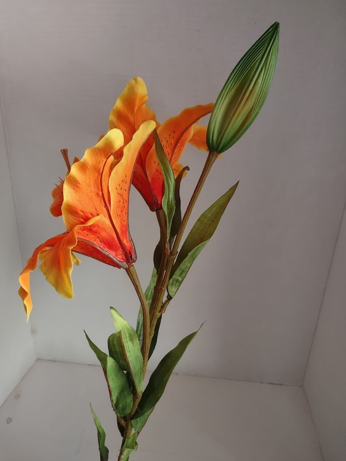 Absolutely beautiful artificial natural feel tiger lily stem. ORANGE