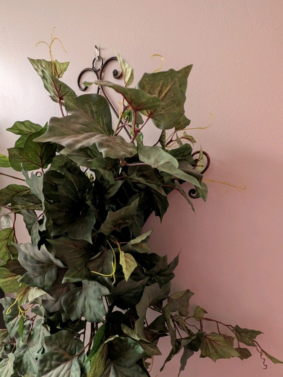 The Decor Store Metal Wall Pocket Planter Fleur de Lis Bronze Ivy Wreath 22″