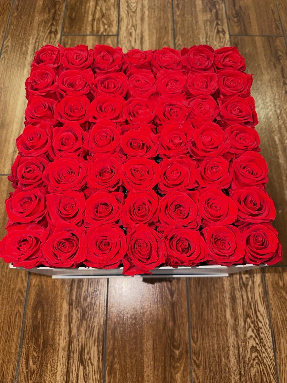 VENUS ET FLEUR Eternity Roses – Large Square- 49 Red Roses & White Box