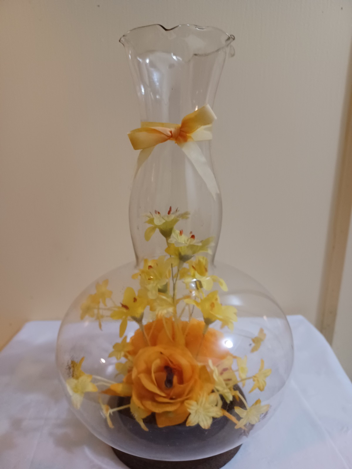 Vintage 1970s Faux Floral Home Decor Glass Vase Display w/ Flowers Inside 11.5″H