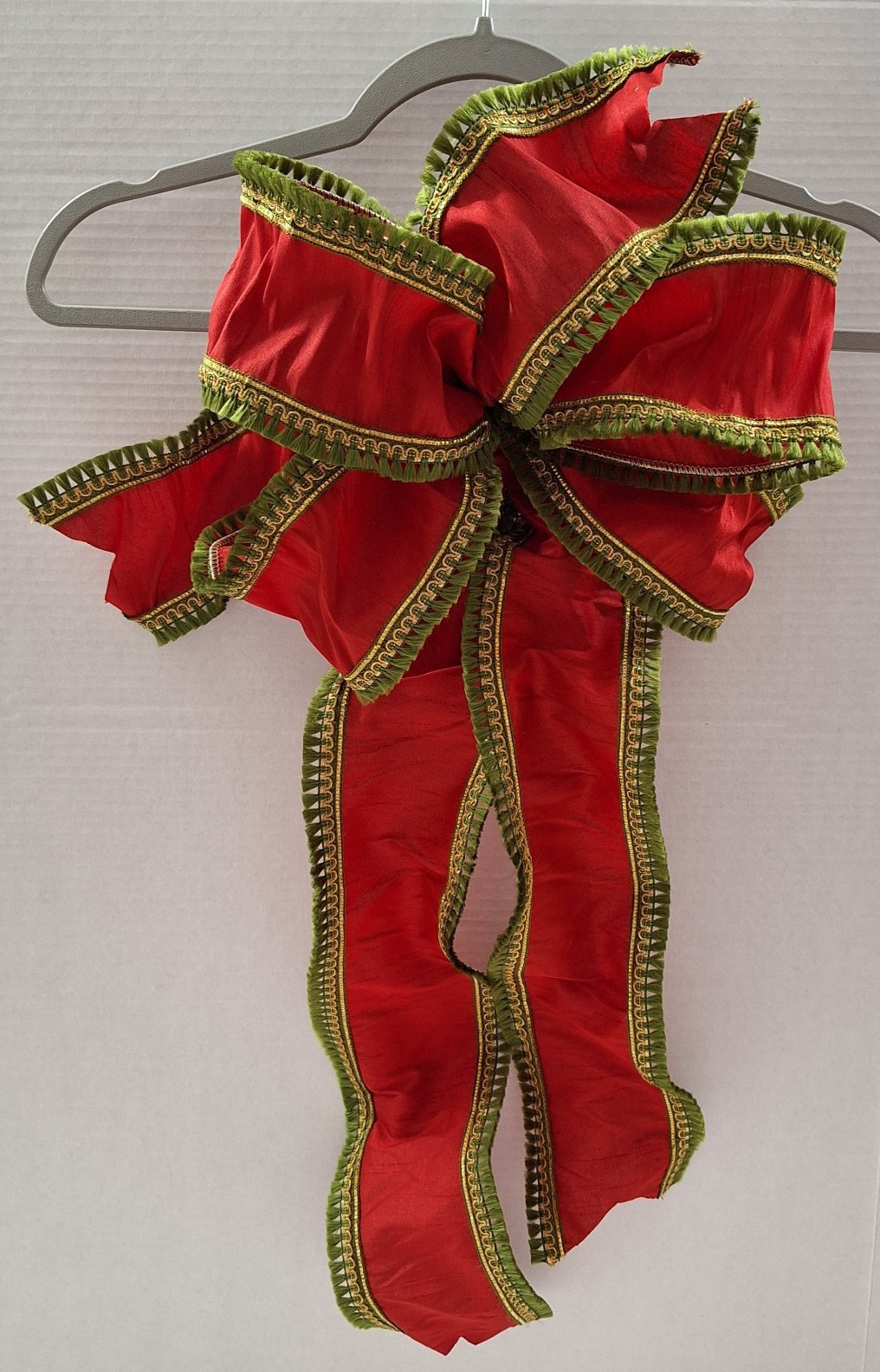 Elegant/Fancy Christmas Wreath Bow/ 4 in W Ribbon / 16″ W x 28″ L As Displayed