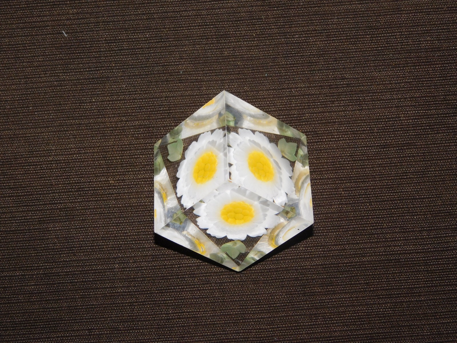 VINTAGE DAISY FLOWER IN PLASTIC 1 1/2″ X 1 1/2″